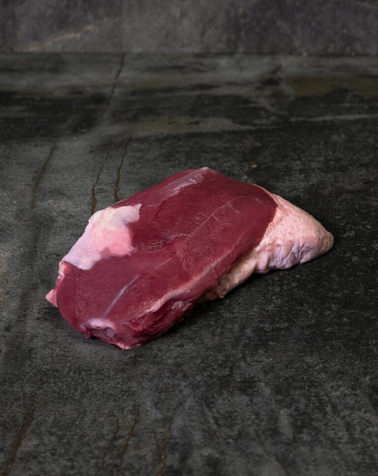 Rohe Barbarie Entenbrust (weiblich) auf einer schwarzen Schieferplatte für Gezer Gastronomie-Kunden.