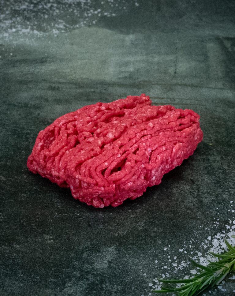 Frisches Hackfleisch Färse Pommern auf schwarzer Schieferplatte für Gastronomie-Profis bei Gezer.