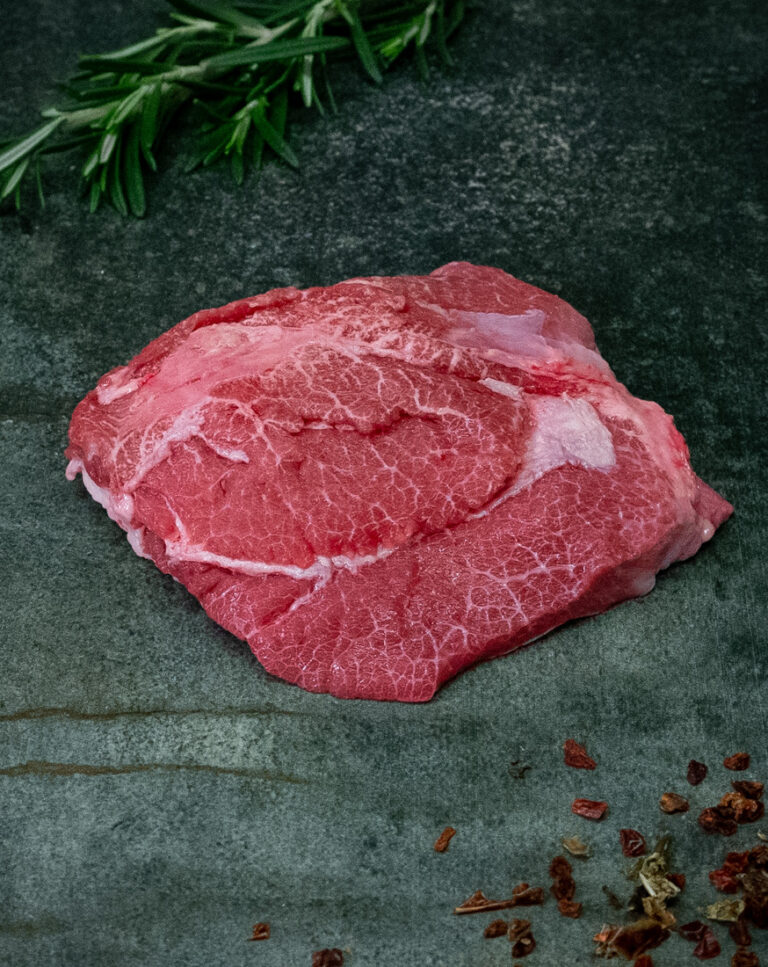 Zarte regionale Kalbsbäckchen auf einer schwarzen Schieferplatte für Gezer Gastronomie-Kunden.