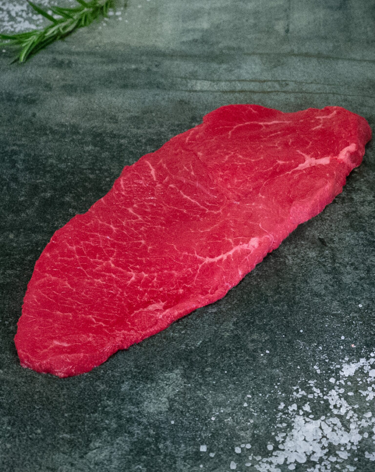 Handgeschnittene Rinderroulade der Pommerschen Färse, präsentiert auf Schieferplatte für Gezer Gastro-Kunden.