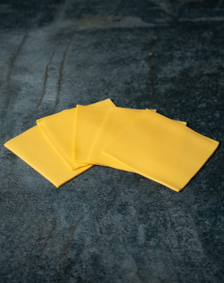 Chester Burger-Schmelzkäse, einzeln entnehmbare Scheiben auf einer Schieferplatte präsentiert für Gezer Kunden.
