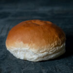BEKABUN No. 1 Classic Burger Bun, ansprechend auf einer Schieferplatte präsentiert für Gezer Gastro-Kunden