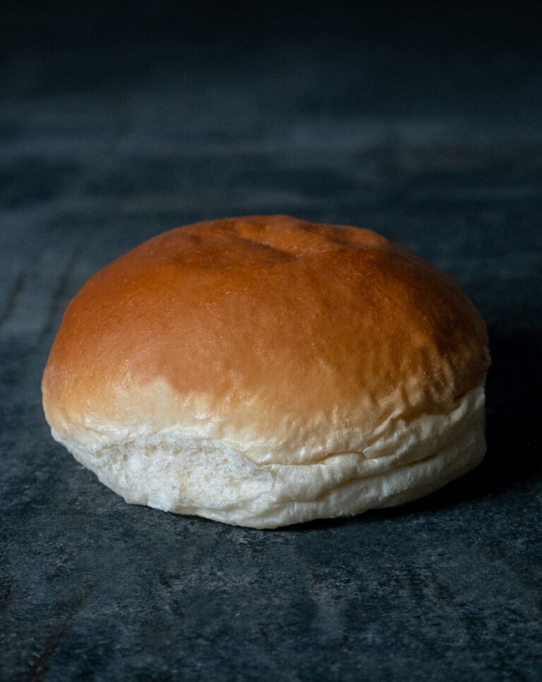 BEKABUN No. 1 Classic Burger Bun, ansprechend auf einer Schieferplatte präsentiert für Gezer Gastro-Kunden