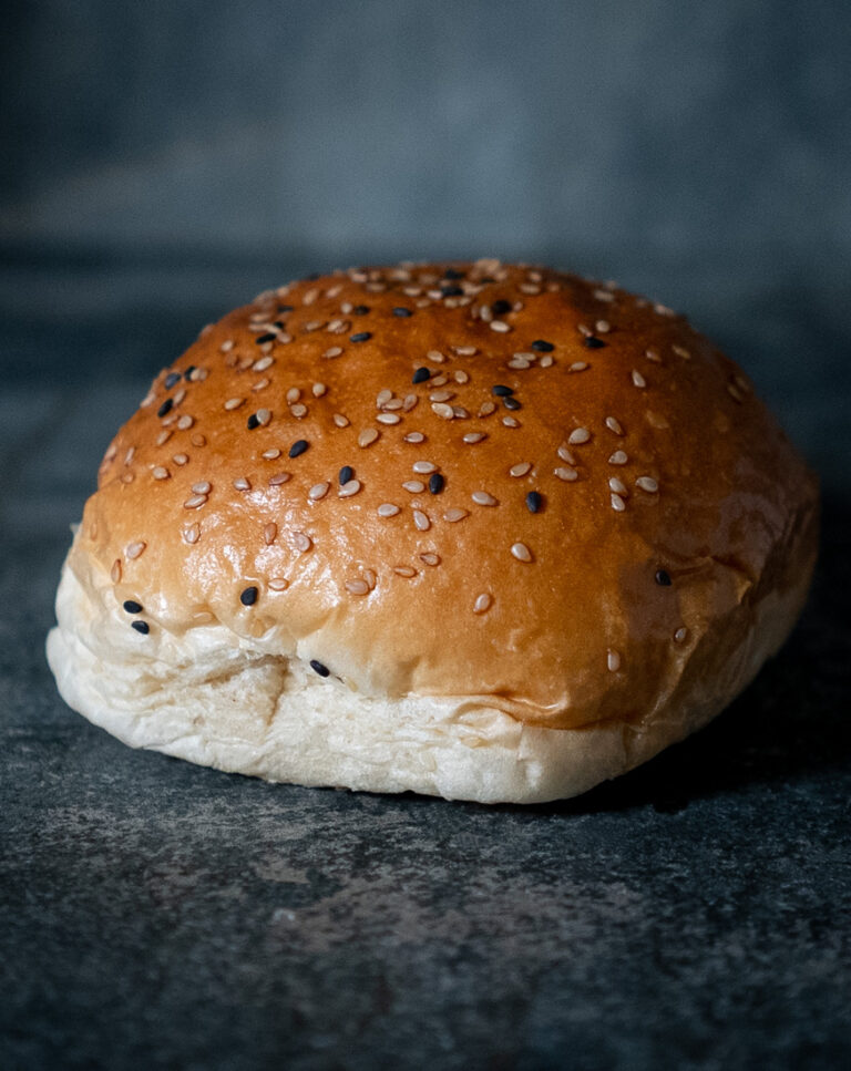 Veganer BEKABUN No. 2 Burger Bun, auf einer edlen Schieferplatte präsentiert für Gezer Gastro-Kunden.
