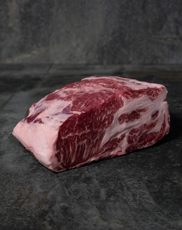 Roher Nacken ohne Knochen vom Iberico-Schwein, stark marmoriert auf einer Schieferplatte präsentiert für Gezer Kunden.