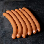 Wiener Würstchen 50g, paarweise auf einer Schieferplatte präsentiert für Gezer Kunden aus der Gastronomie.