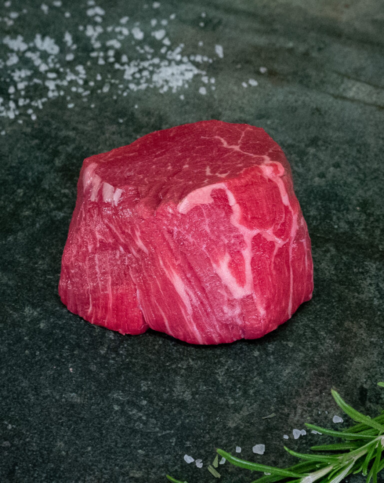 Brasilianisches Rinderfilet 3/4, fachgerecht pariert auf einer Schieferplatte präsentiert für Gezer Kunden.