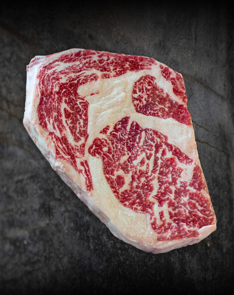 Rohes, stark marmoriertes Wagyu Ribeye Tajima BMS 7-9 aus Australien mit markantem Fettkern. Präsentiert für Gezer Gastronomie-Kunden.