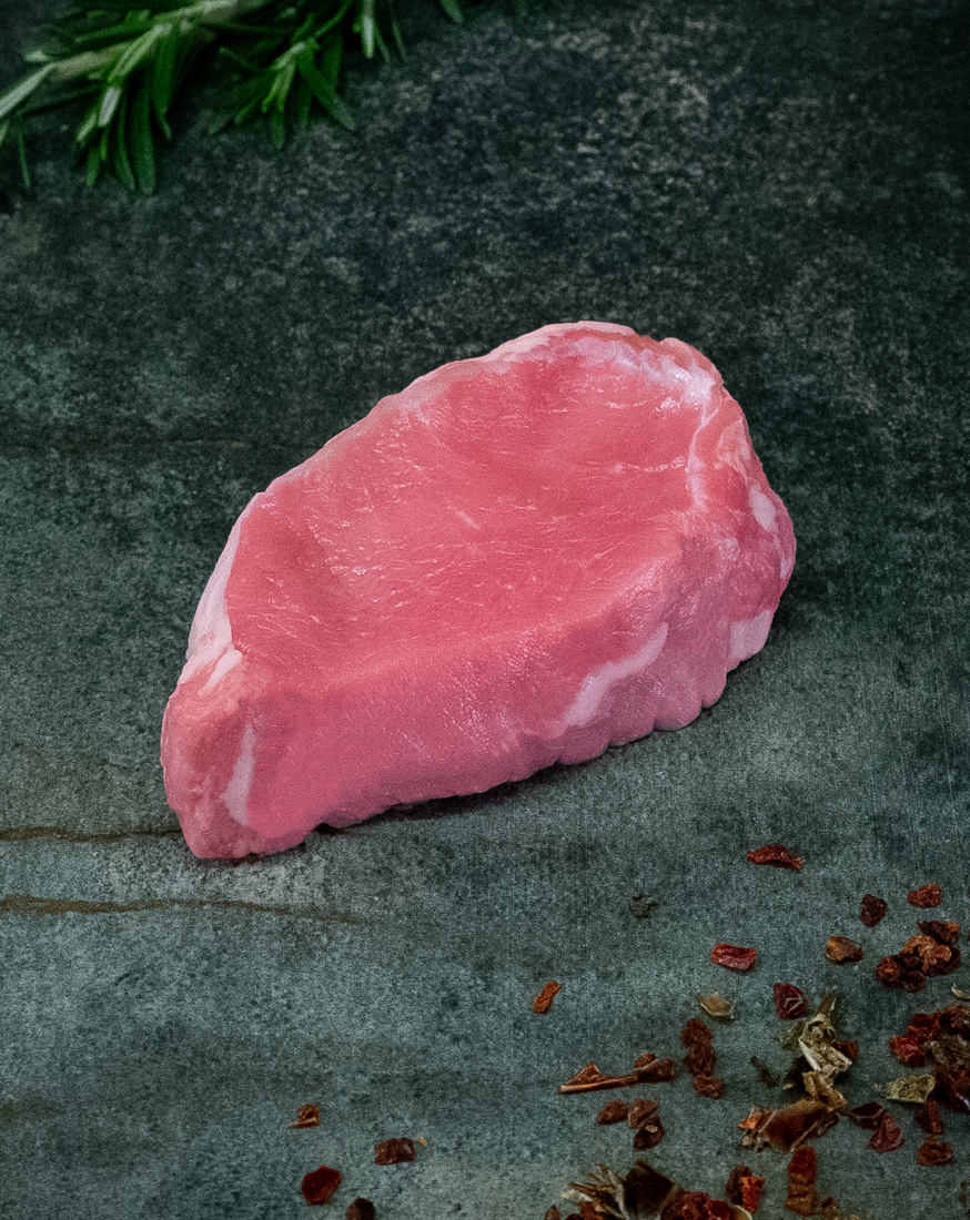 Kalbsrücken ohne Fett-Deckel, küchenfertig auf einer Schieferplatte präsentiert für Gezer Gastro-Kunden.