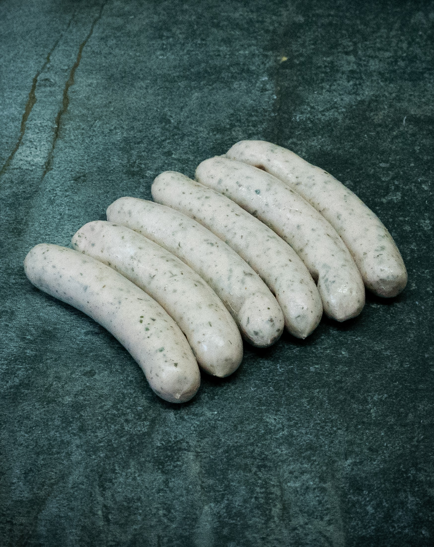 Lehmanns Mini Rostbratwürstchen, klassisch auf einer Schieferplatte präsentiert für Gezer Kunden.