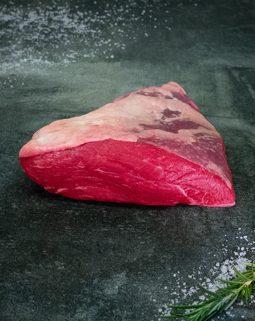 Rohe Picanha (Tafelspitz) von der Färse aus Pommern auf schwarzer Schieferplatte für Gezer Gastronomie-Kunden