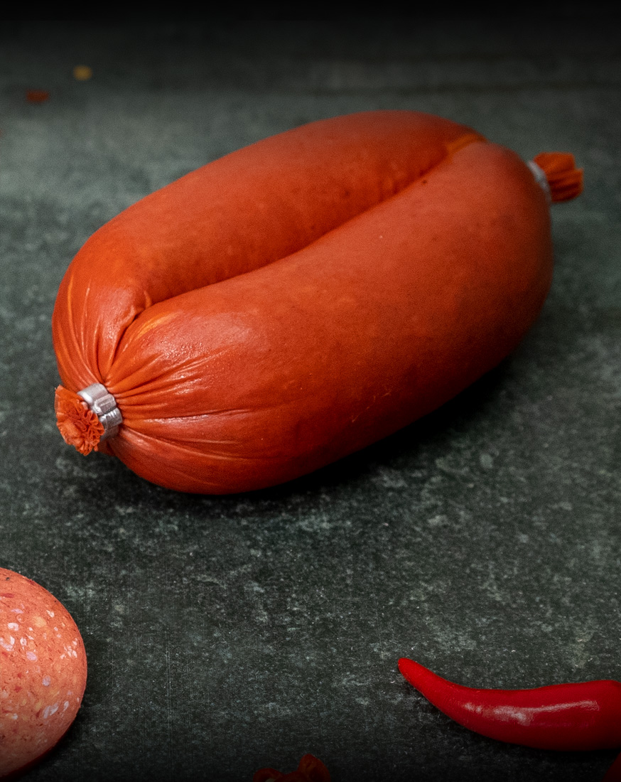 Scharfe Sucuk, pikant gewürzt, auf einer Schieferplatte präsentiert von Gezer für Gastronomie-Kunden.