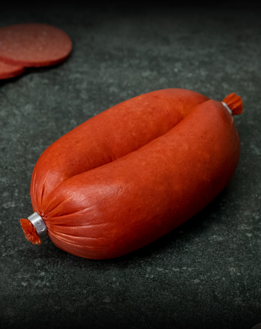 Sucuk, traditionell gewürzt, auf einer Schieferplatte präsentiert für Gastronomie-Kunden.